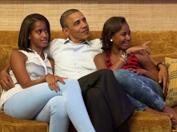 ... Ao lado das filhas Malia (esq.) e Sasha, Obama assiste ao discurso da primeira-dama Michelle direto da Casa Branca, em Washington DC.(Imagem:Reprodução) ... Ao lado das filhas Malia (esq.) e Sasha, Obama assiste ao discurso da primeira-dama Michelle direto da Casa Branca, em Washington DC.(Imagem:Reprodução)