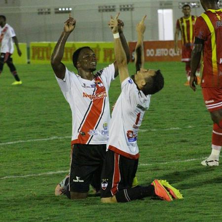 Jogadores do River comemoram o gol da classificação.