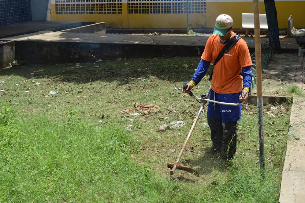 Durante a execução do trabalho, os detentos são acompanhados por agentes e pelo gerente da Major César