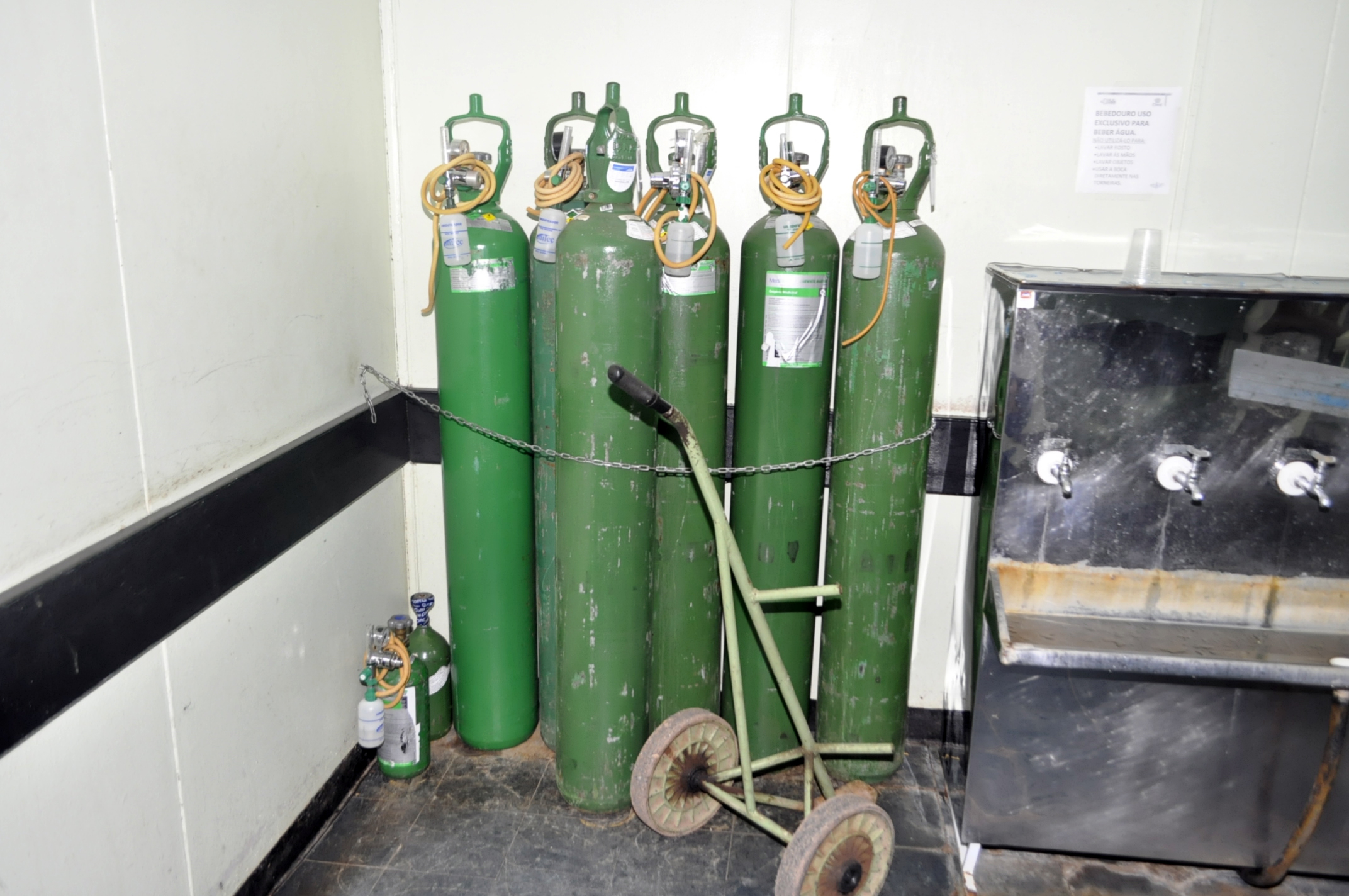 Balões de oxigênio são armazenados em local inaproriado