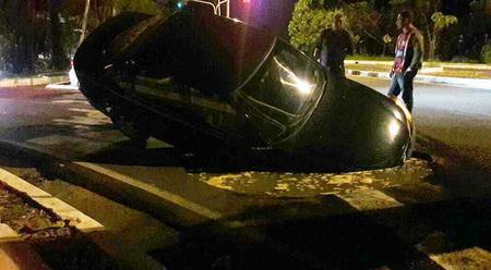 Carro cai em buraco na Avenida Maranhão