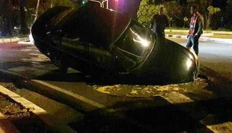 Carro cai em buraco na Avenida Maranhão
