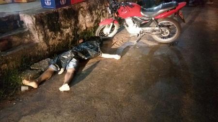 Homem tenta assaltar um bar e é morto por policial.
