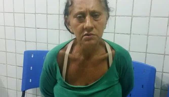 Idosa teria escondido drogas dentro de panela de arroz.