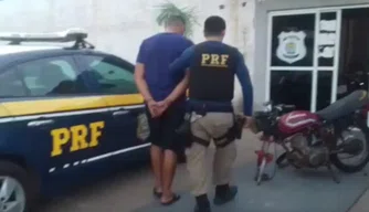 Homem é preso por portar habilitação fala e tem mandatos por roubo e homicídio.