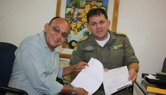 Vereador Neto do Angelim entrega termo de cessão ao comandante da Polícia Militar