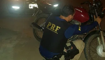 PRF apreende um homem trafegando em motocicleta com documento falso.