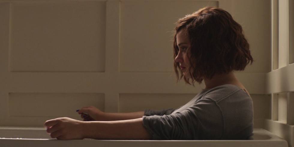 Cena da série 13 Reasons Why, que retrata os motivos que levaram uma adolescente ao suicídio