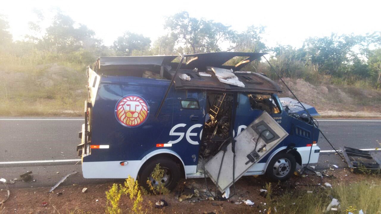 Carro forte da Secopi ficou destruída