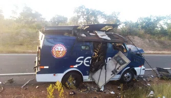 Carro forte da Secopi ficou destruída