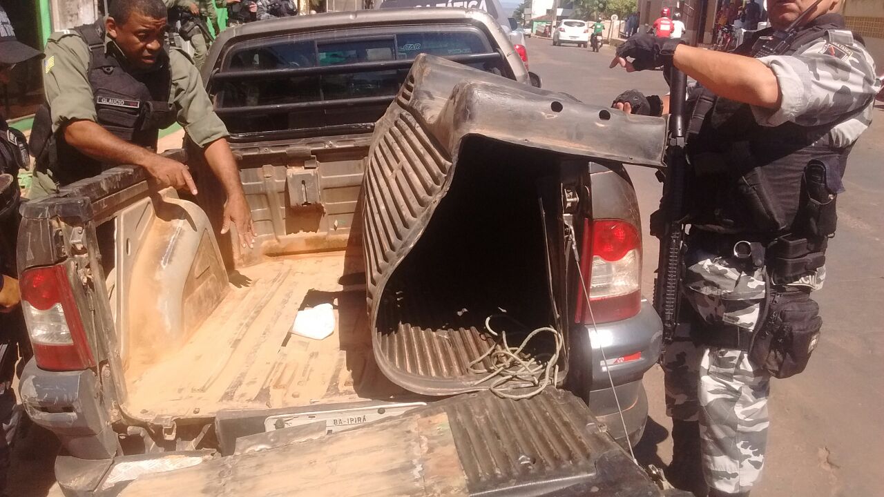 Dupla transportava droga em fundo falso de caminhonete