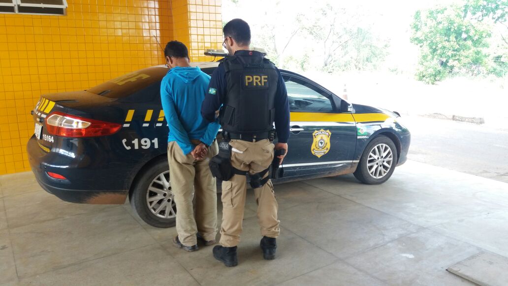 Homem é preso por mandado de prisão pelo crime de estupro.