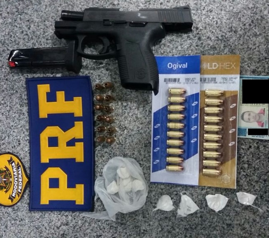PRF autua um homem com drogas e arma de fogo.