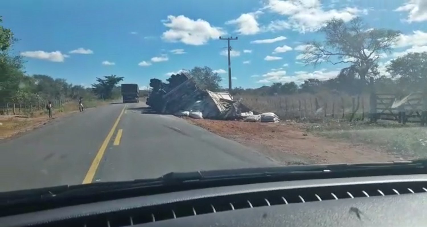 Carreta carregada de algodão tomba na BR-135