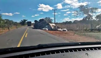 Carreta carregada de algodão tomba na BR-135