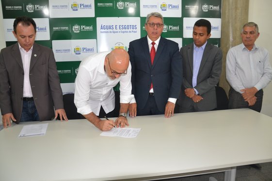 A assinatura do contrato entre a Águas de Teresina e a Agespisa aconteceu nesta sexta-feira (7).