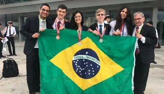 Prof. Dr. Arimatéia Dantas Lopes (à dir.) junto com estudantes e com Fabiano Espirito Santo (mentor).