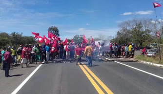 Manifestantes na BR 343