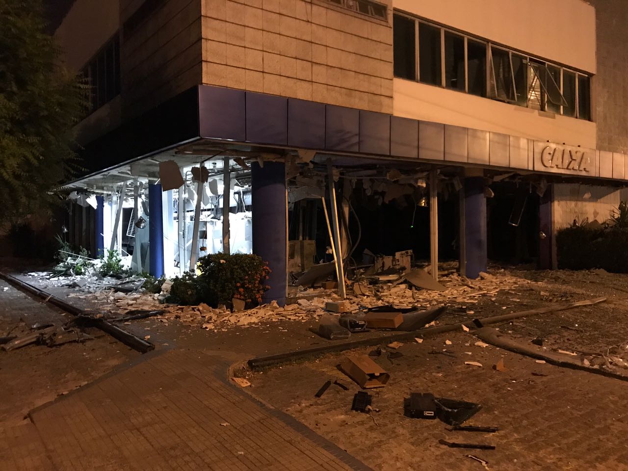 Agência da Caixa na Bara~ asofre explosão