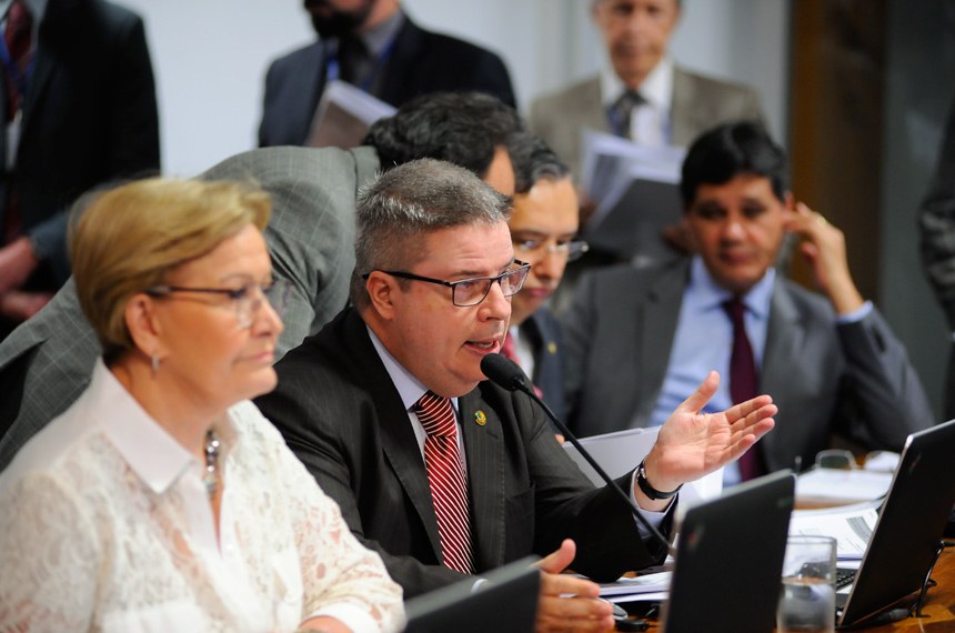 O senador Anastasia foi relator de projeto que estabelece o voto distrital misto.