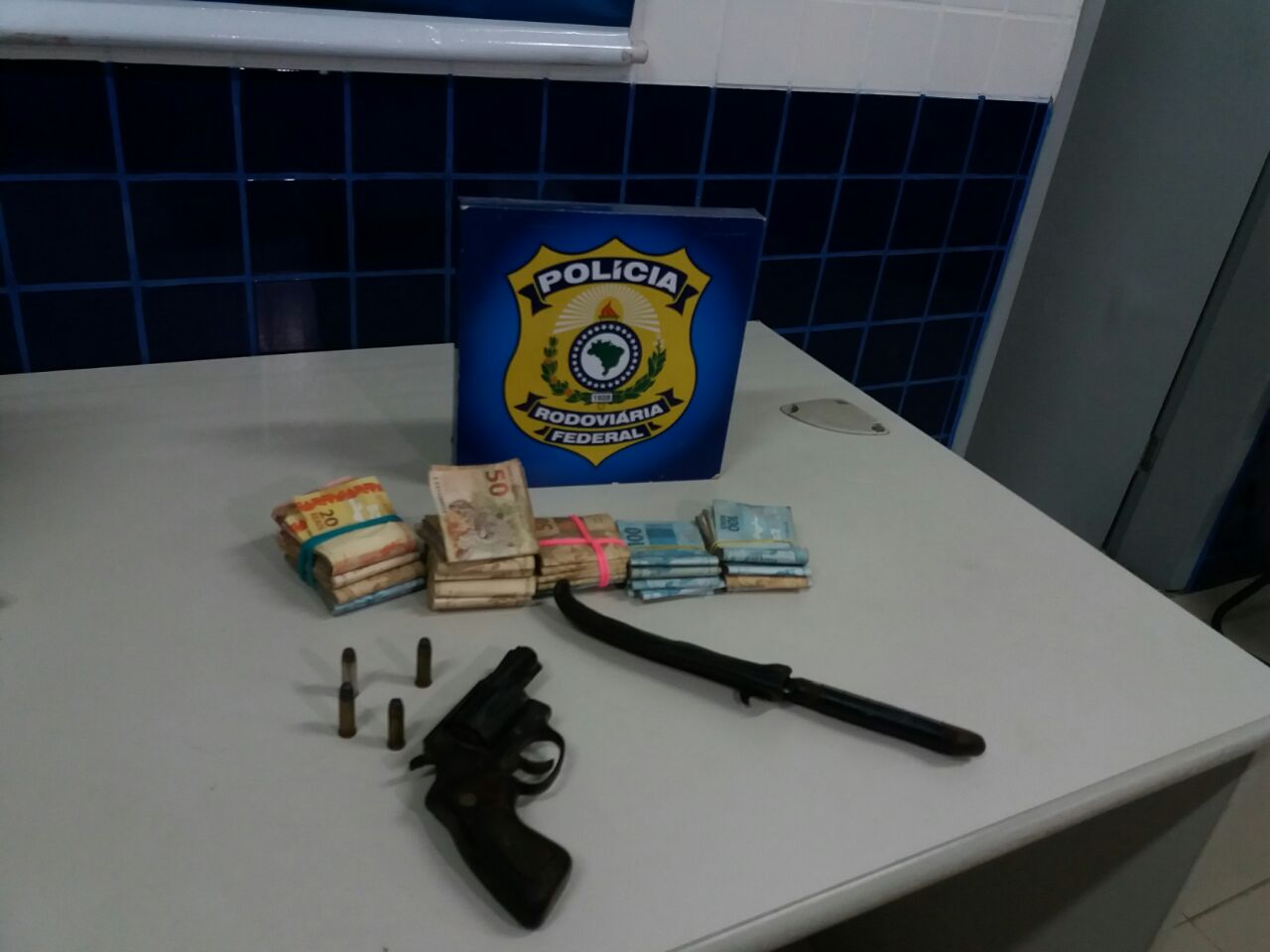 Dinheiro e armas apreendidos em Floriano