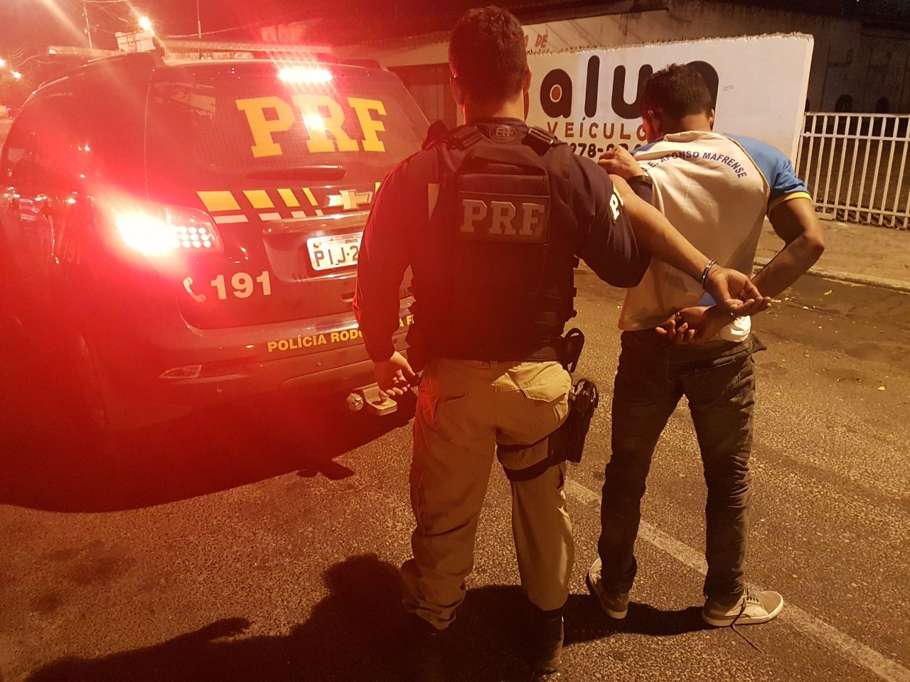 PRF prende Homem desacato e direção perigosa na BR-343.