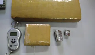 PM de Floriano encontra 2,3 kg de maconha prensada.