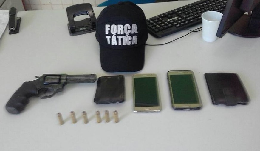 Material encontrado com a dupla de assaltantes.