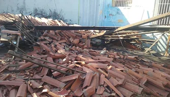 Teto do 14º DP de Altos desabou