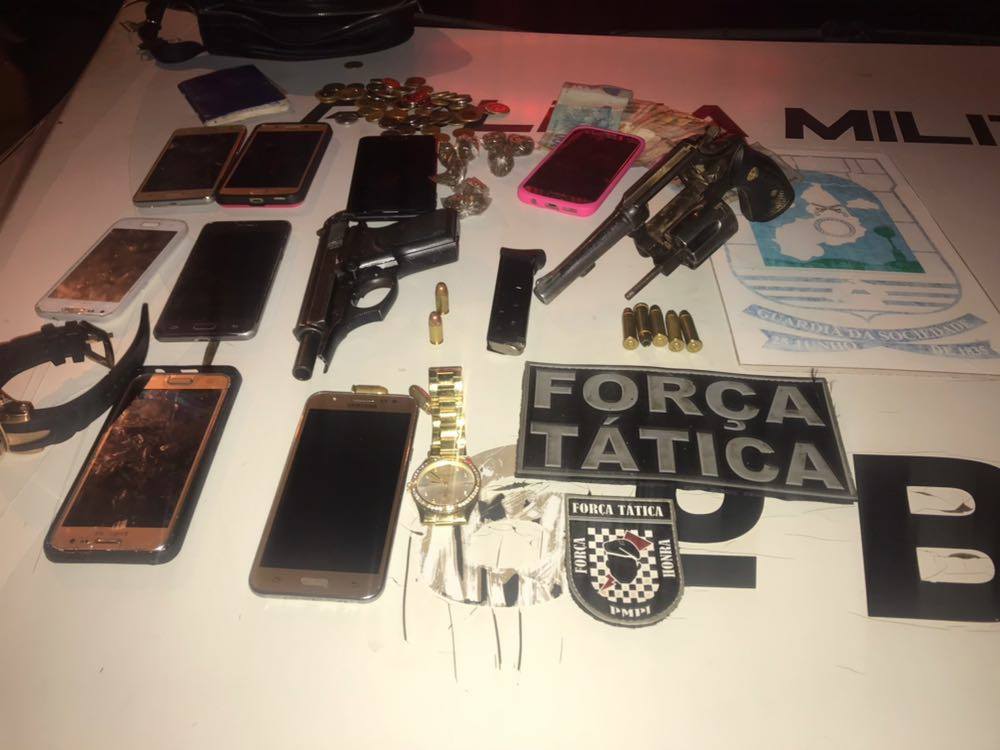 Material apreendido com os suspeitos.