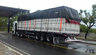 PRF apreende carga ilegal de madeira em Floriano