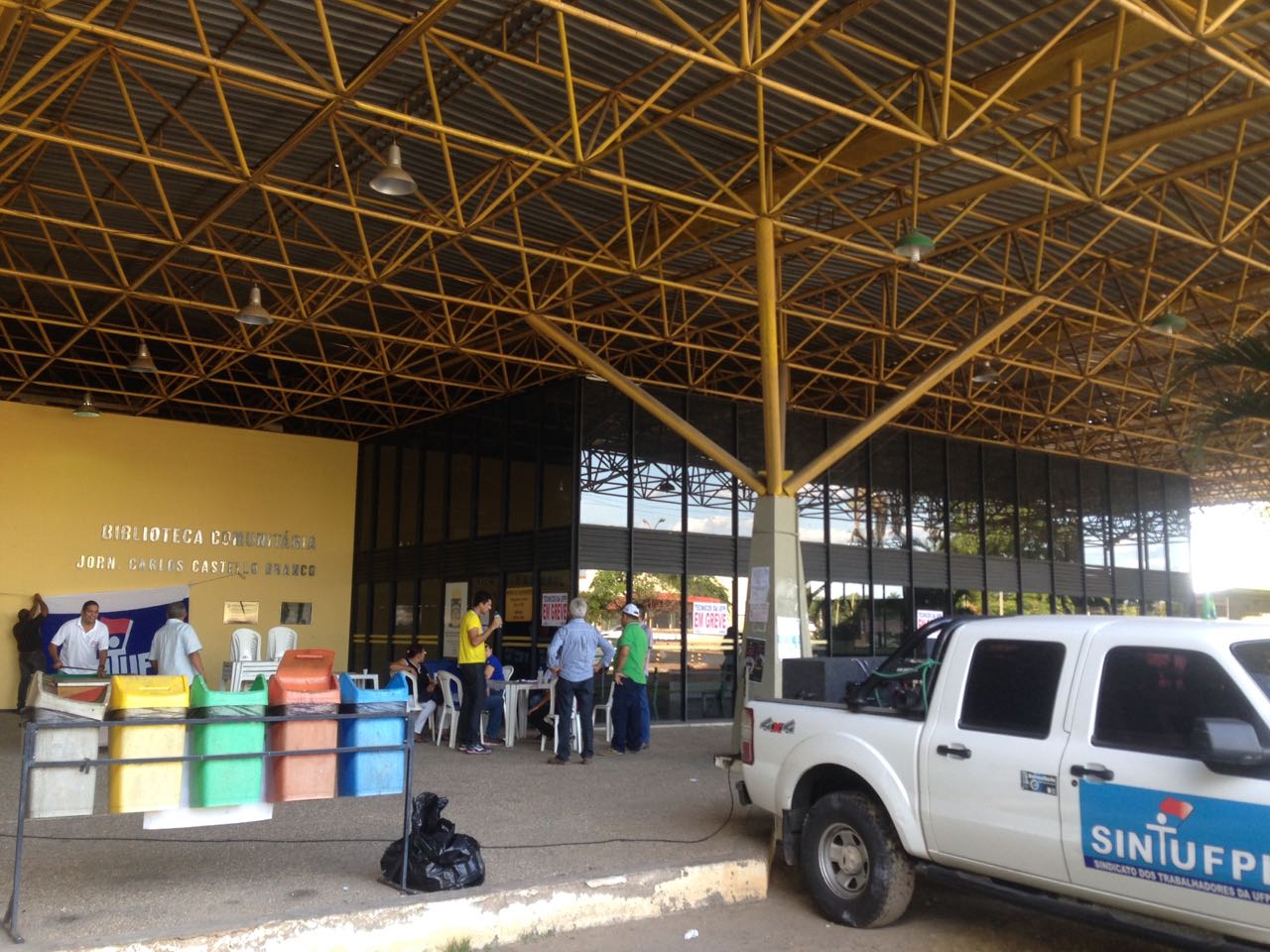 Grevistas fecham biblioteca da UFPI