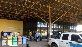 Grevistas fecham biblioteca da UFPI