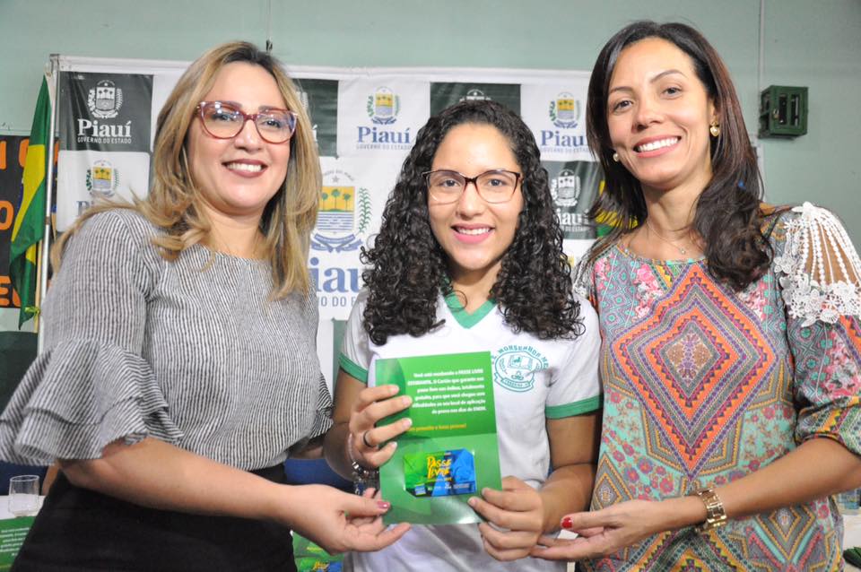 Rejane Dias fazendo a entrega do cartão Passe Livre.