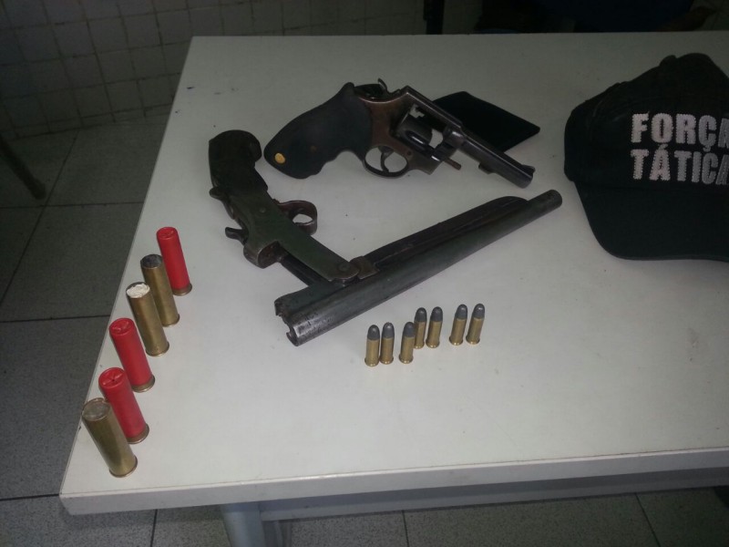 Armas apreendidas com a dupla.