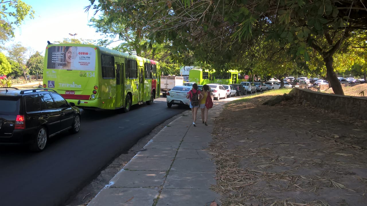 Engarrafamento nas vias da Ufpi