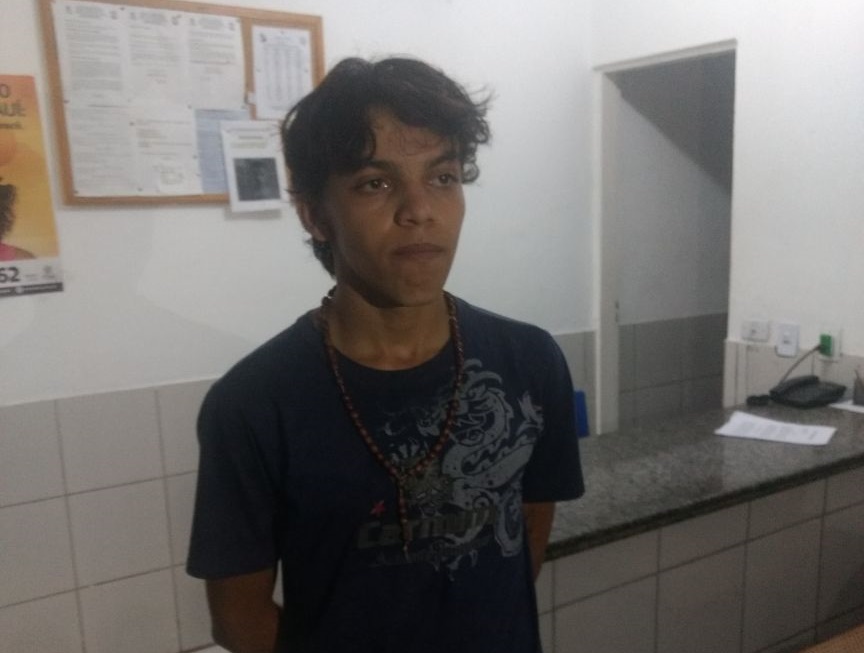 Homem é preso após fugir do 14º DP.