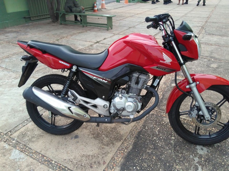 Moto que havia sido roubada é encontrada pela polícia.