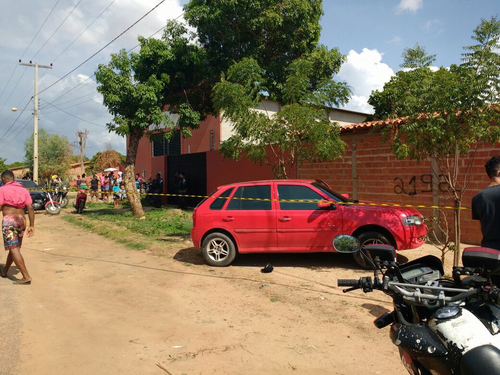 Carro alvejado por disparos em Timon.