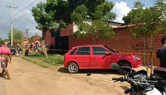 Carro alvejado por disparos em Timon.