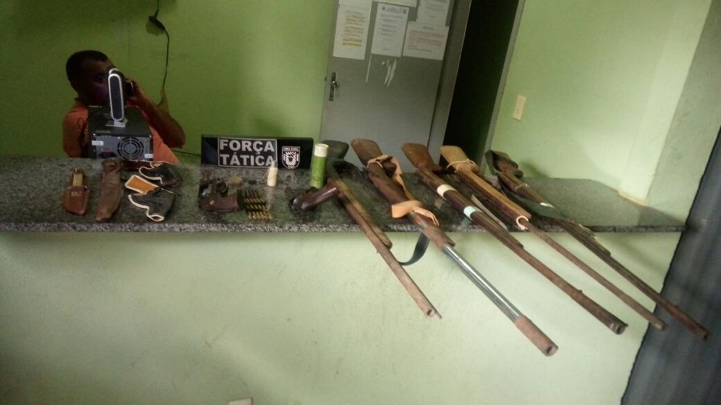 Armas e munições apreendida com a associação criminosa.