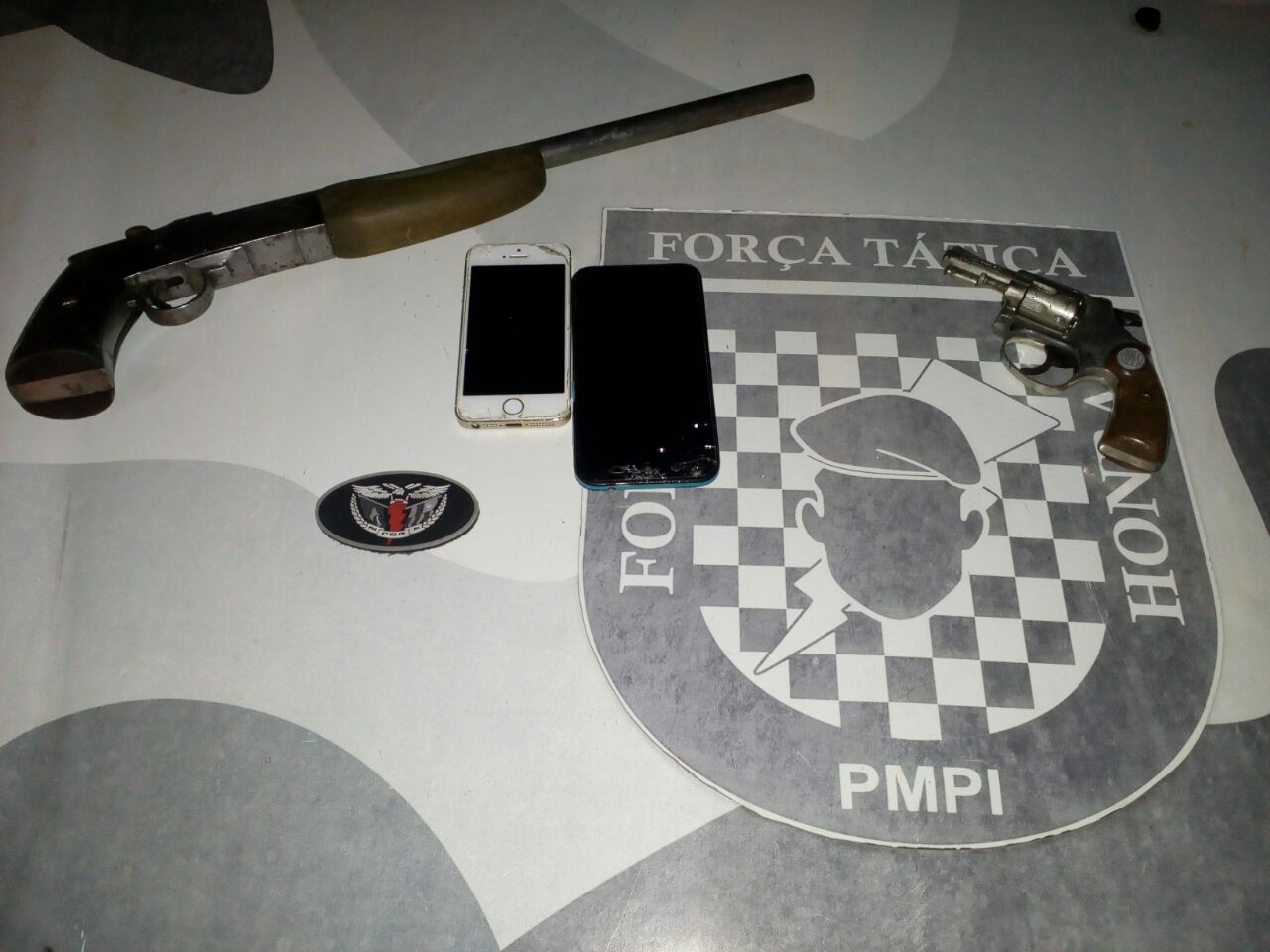 O adolescente foi apreendido com armas de fogo e aparelhos celulares.