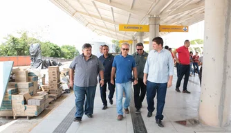 Visita a obras de terminal de integração pelo prefeito Firmino Filho.