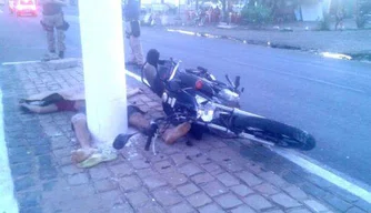 Homem morre após motocicleta bater em poste