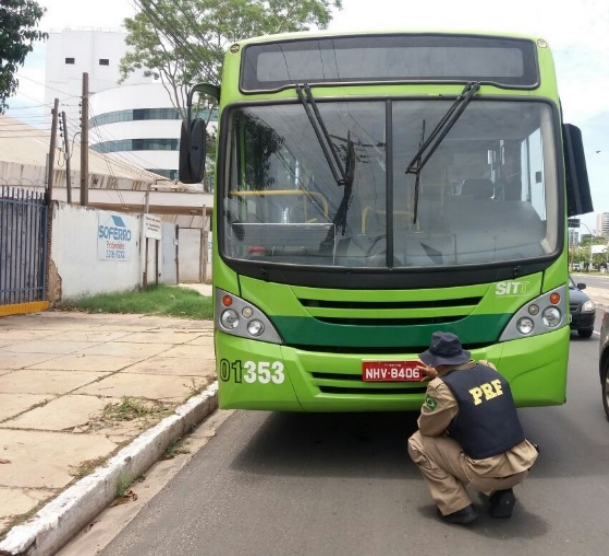 ônibus apreendido pela PRF com placa clonada