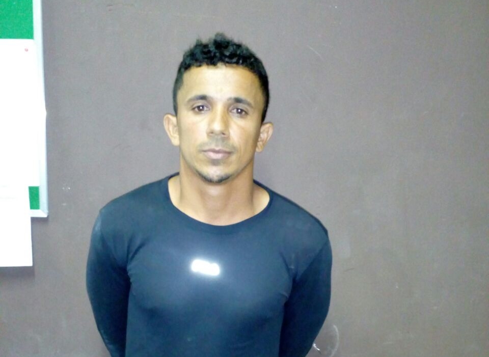 Homem preso em flagrante com revólver