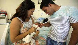 Primeira PEC de 2018 amplia duração das licenças maternidade e paternidade.