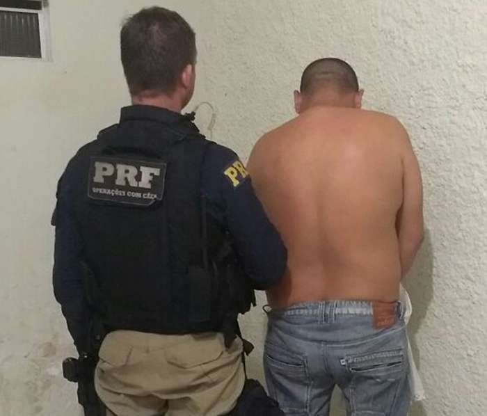 PRF prende acusado de furto qualificado na BR-230 em Floriano.