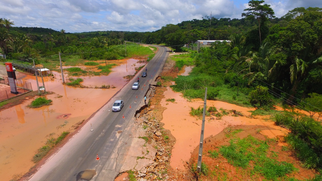 Uma das pistas da BR 343 foi invadida pela água da chuva.