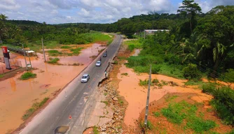 Uma das pistas da BR 343 foi invadida pela água da chuva.